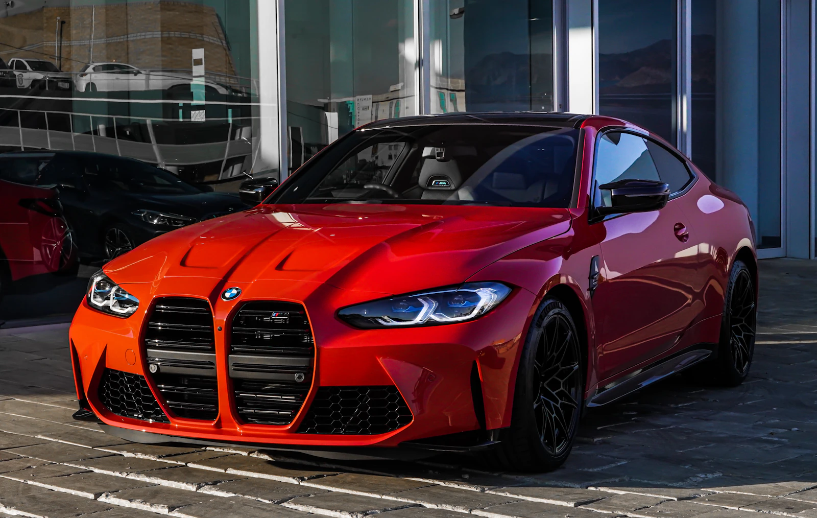 Automobile noire soigneusement préparée après detailing